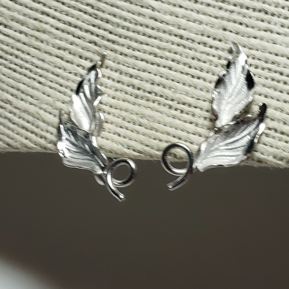 Vintage Silvertone Clip-on Leaves and Vine Earrings - Picture 2 of 8